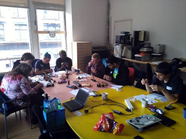 electron_club_10th_anniverary_-_more_soldering.jpg electron_club_10th_anniverary_-_more_soldering.jpg